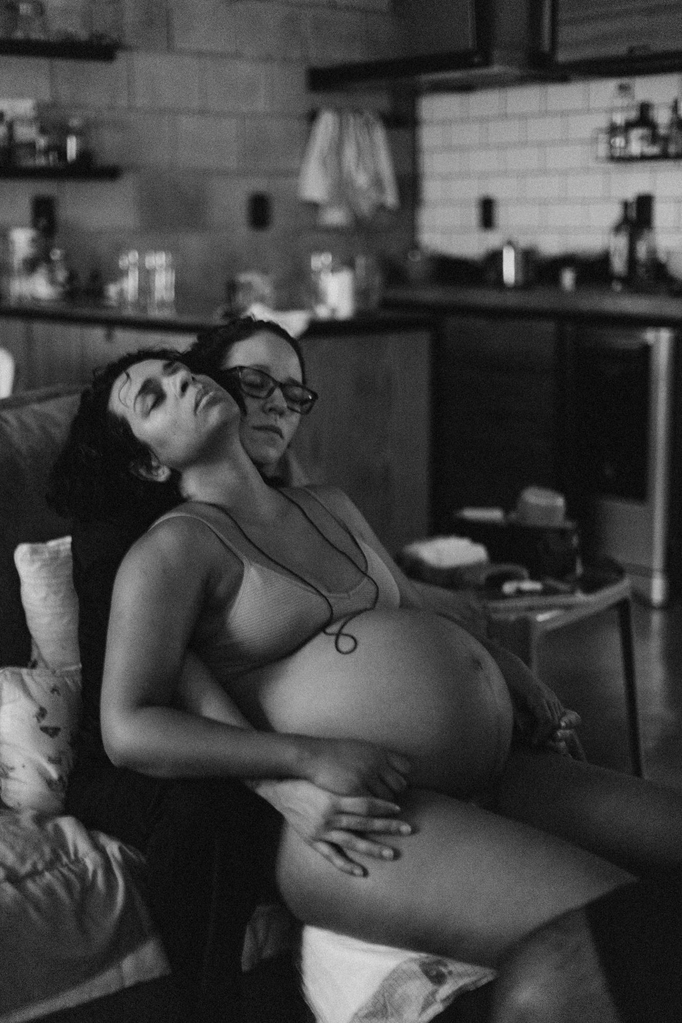 Doula acolhendo paciente durante o trabalho de parto