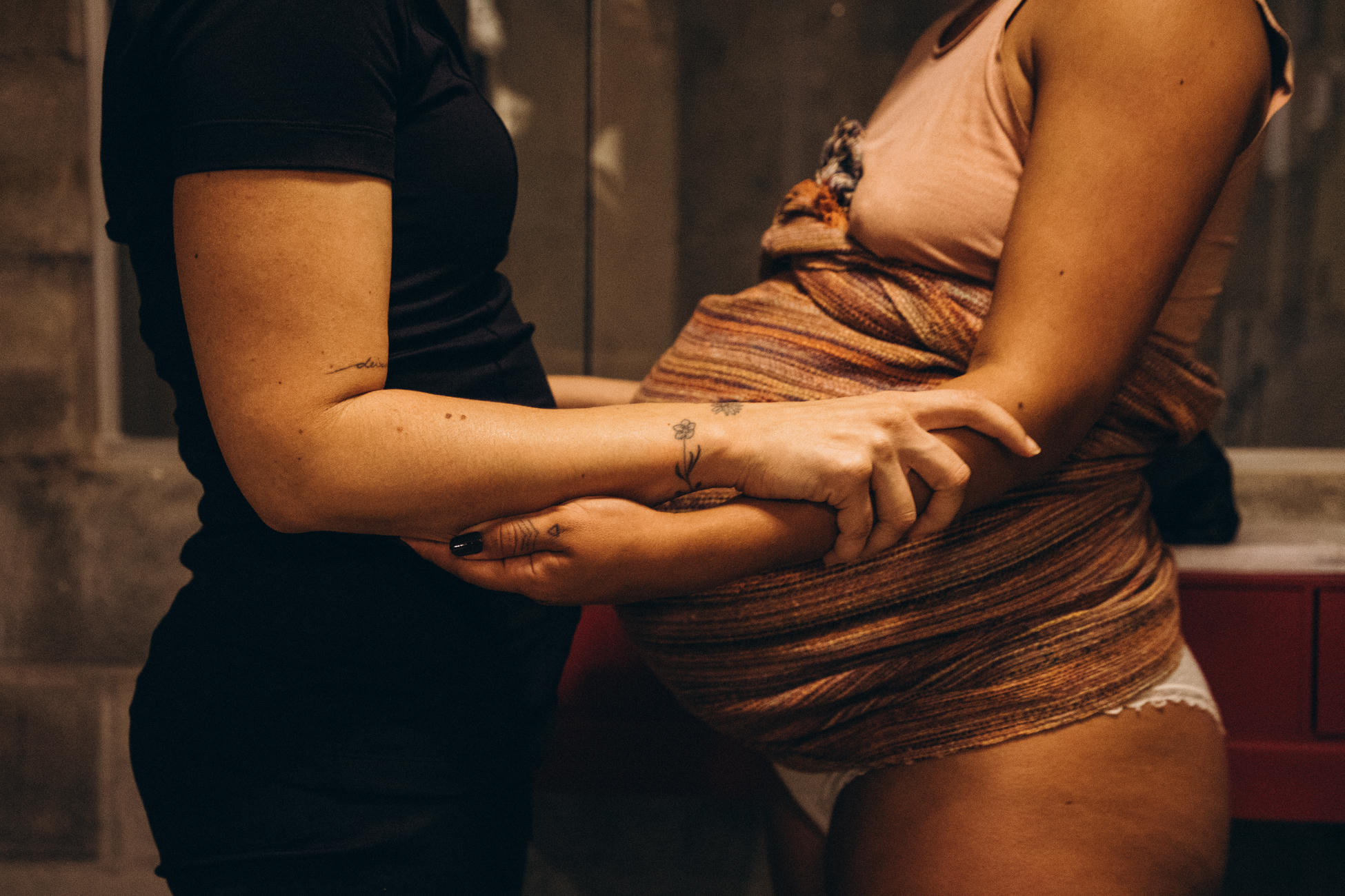 Detalhe das mãos no apoio à paciente